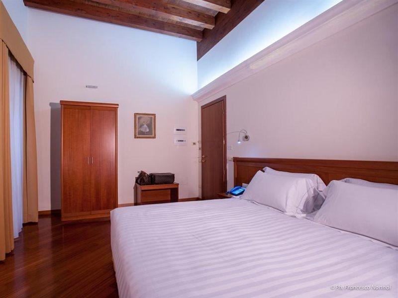 Flora Hotel 4*