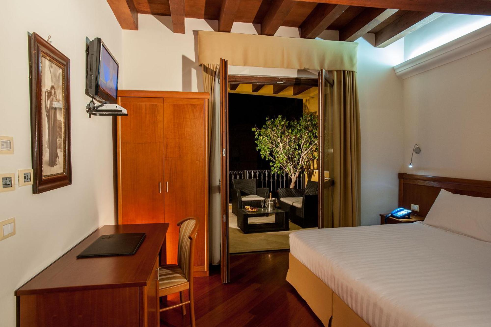 Hotel Flora 4*