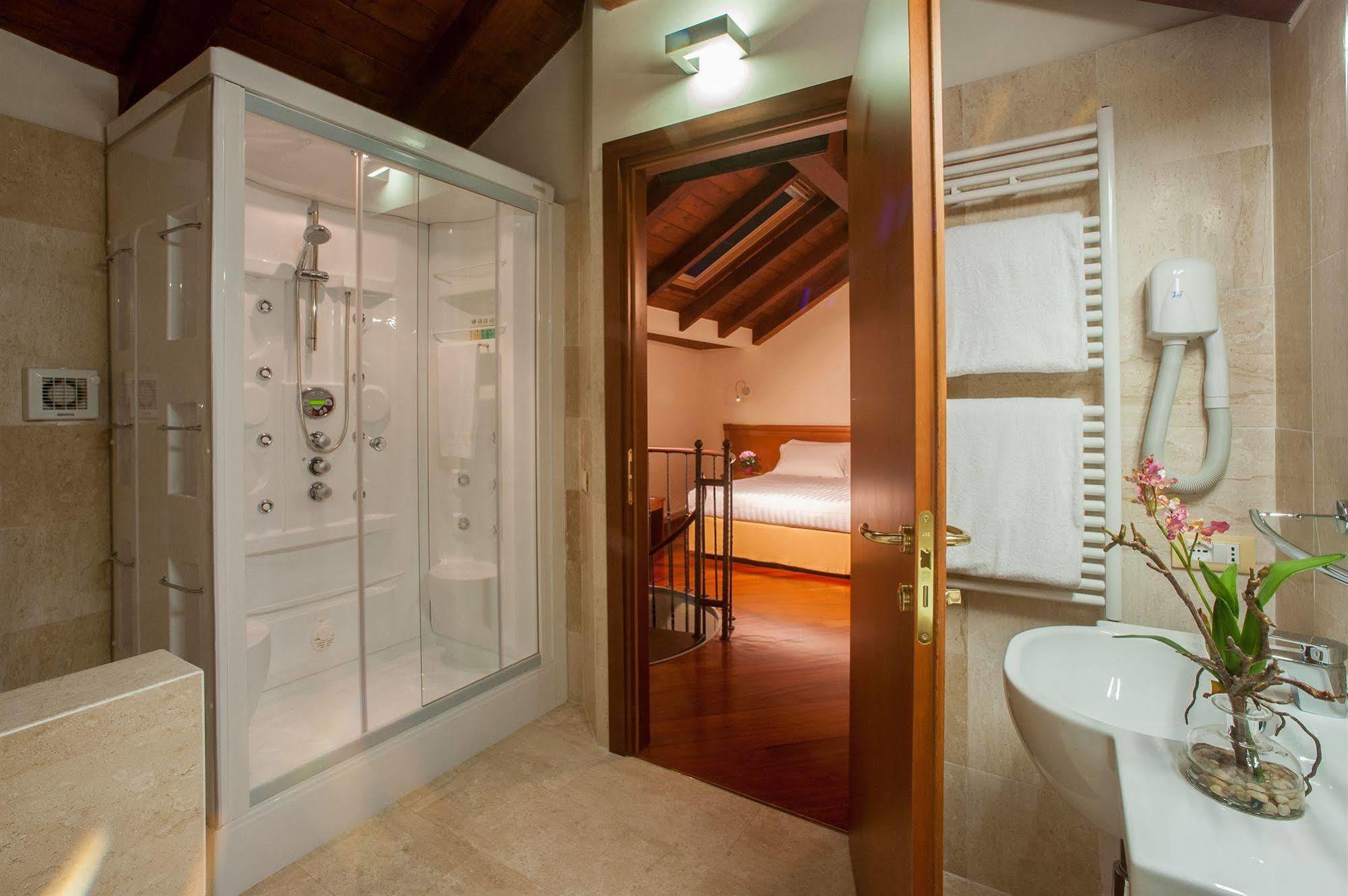 Flora Hotel 4*