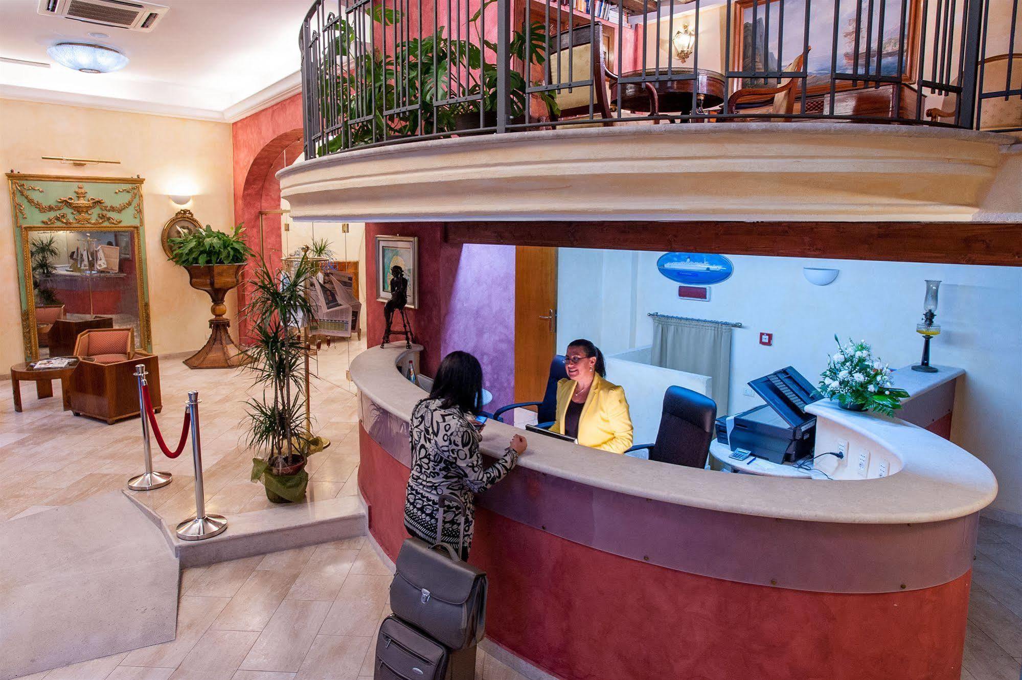 Flora Hotel